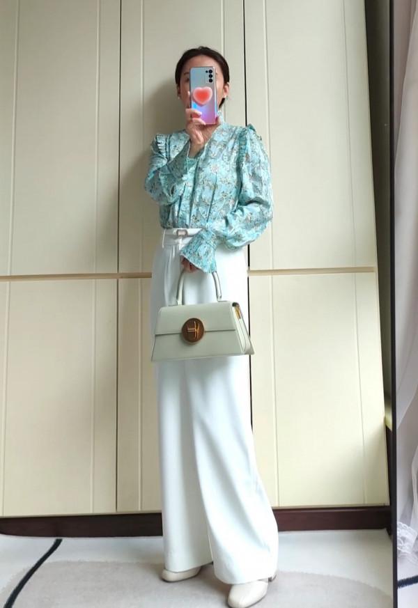 這位50歲的媽媽也太會穿了,一件衣服多種搭配,這3種穿法好驚豔 這位50歲的媽媽也太會穿了,一件衣服多種搭配,這3種穿法好驚豔