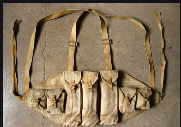 56衝彈匣袋因何風靡全球？美蘇相繼仿製，設計簡單粗暴但相當合理