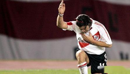 騰飛的安第斯雄鷹:智利足球歷史最佳陣容,“雙薩”和桑切斯領銜 騰飛的安第斯雄鷹:智利足球歷史最佳陣容,“雙薩”和桑切斯領銜