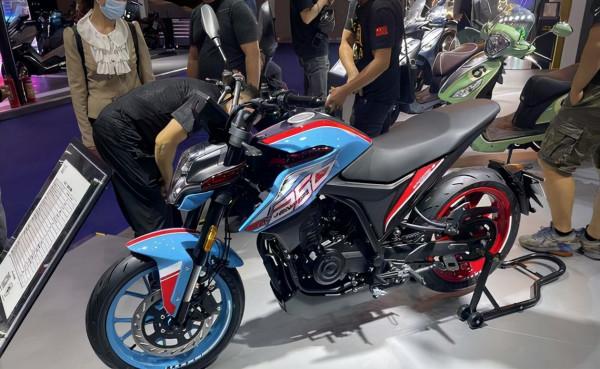 老牌摩企的年輕化之作，外觀新潮配置主流，售價定成敗