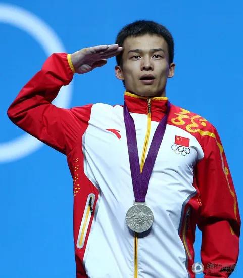 在奧運會賽場的痛苦哭的中國舉重隊隊員