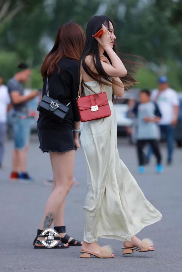 穿吊帶連衣裙的時尚小姐姐 穿吊帶連衣裙的時尚小姐姐