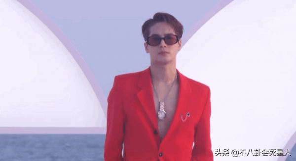 男明星走紅毯的出位表現：李現裹被子，鄧倫油膩，彭昱暢拉玩具車