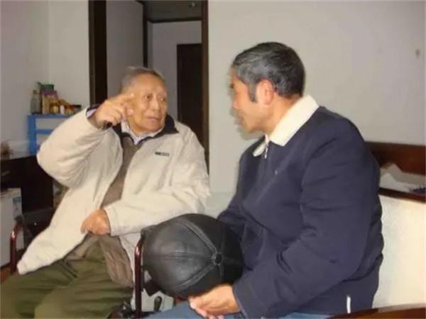 偽軍師長飯後肚子疼，去廁所偷偷寫下情報，挽救了未來的大將