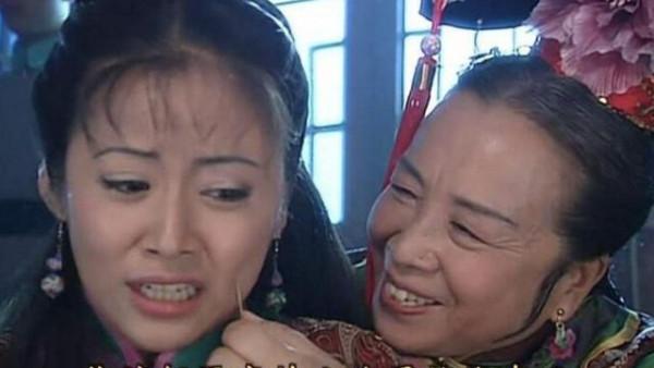 原來“容嬤嬤”年輕時是校花，看到照片比趙薇都美