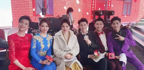 52歲周濤終於迴歸春晚舞臺!參加山東春晚彩排,穿國風禮服太絕美 52歲周濤終於迴歸春晚舞臺!參加山東春晚彩排,穿國風禮服太絕美