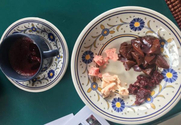 德國媽媽引爭議，不喂兒子蔬菜，只給吃肉和內臟，還是生的