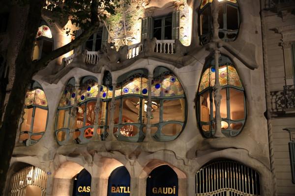 晨楓：巴塞羅那聖家堂是建築異葩，不是里程碑