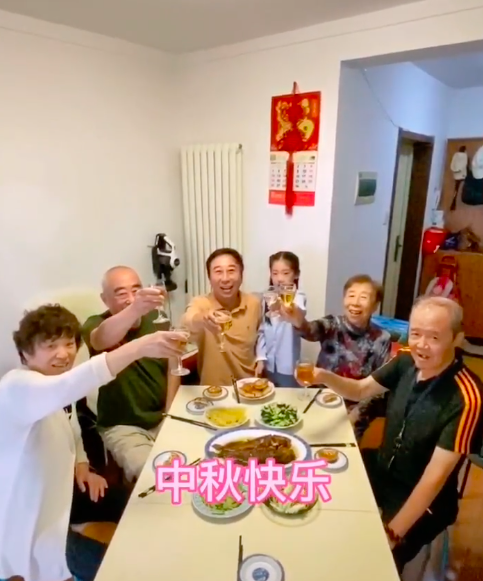 63歲馮鞏陪哥嫂過中秋,親自下廚飯菜樸素,外孫女長相似複製貼上 63歲馮鞏陪哥嫂過中秋,親自下廚飯菜樸素,外孫女長相似複製貼上