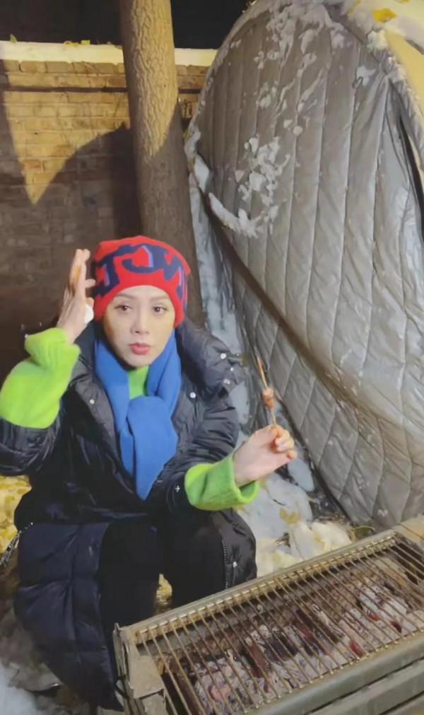 50歲的“大玉兒”寧靜冒雪直播，凍得鼻涕直流