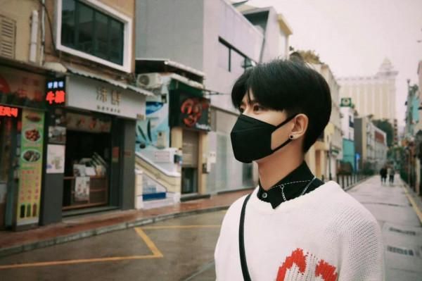 任嘉倫街頭隨拍，白色毛衣搭配黑色襯衣，清爽帥氣，滿滿男友風