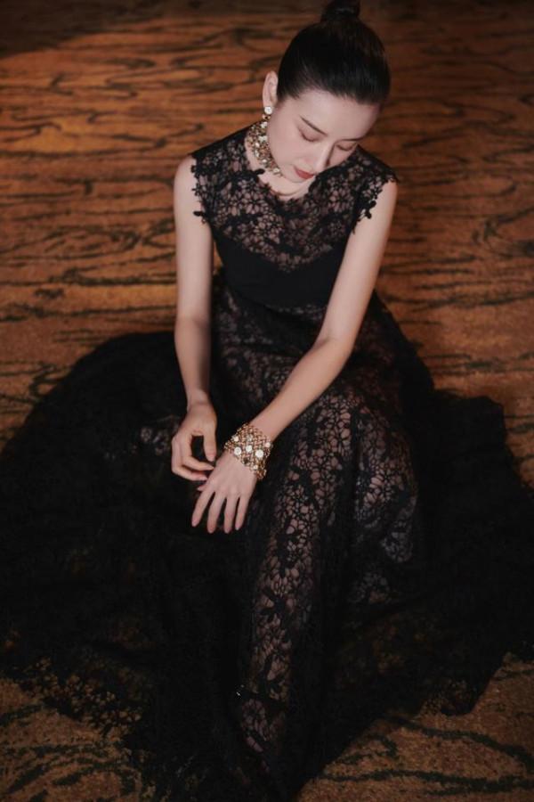 董潔也難逃中年發福，穿鏤空裙走紅毯雖優雅，卻藏不住中年氣息