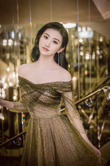 景甜“牛奶肌”白皙，穿上金色亮片禮服，宛如女神亮眼動人