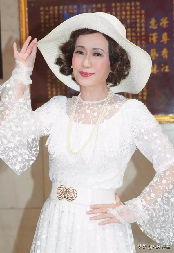 58歲的葉童真是不服老，淺藍色開衫配蕾絲內搭溫柔優雅，清爽減齡