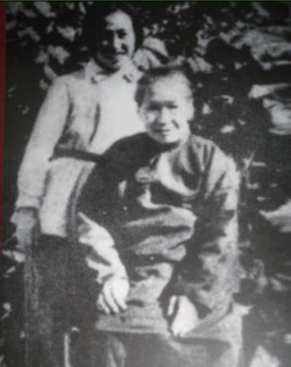 1948年，毛主席、周總理、朱老總給一位老人鞠躬祝壽，她是誰？