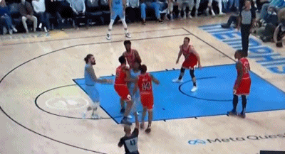 搶鏡！亞當斯衝突中上演瓷實&OpenCurlyDoubleQuote;擋拆&rdquo;最後直接將布拉德利抱走