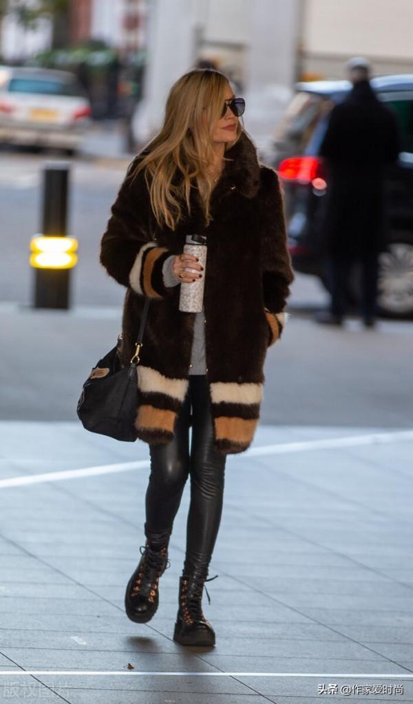 勞拉•惠特莫爾身穿皮草大衣外出，腳蹬黑色馬丁靴時髦帥氣