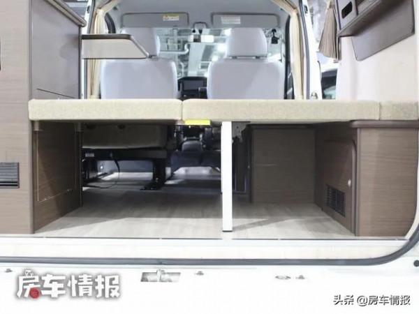 20萬級的豐田房車，長4米自動擋帶四驅，開著辦公還能做飯和午休
