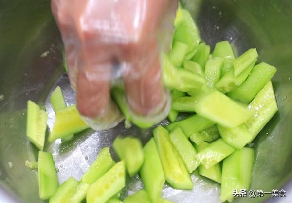 黃瓜不只有涼拌,廚師長教你做熗拌黃瓜,脆嫩爽口,香辣開胃 黃瓜不只有涼拌,廚師長教你做熗拌黃瓜,脆嫩爽口,香辣開胃
