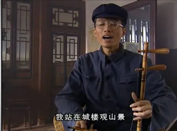 火到讓人願意在垃圾桶旁排隊，黃子華為何有資格成“香港男神”？