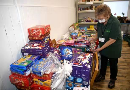 英國有城市的食品銀行陷入危機,一名婦女僅靠玉米片和水撐過一週 英國有城市的食品銀行陷入危機,一名婦女僅靠玉米片和水撐過一週
