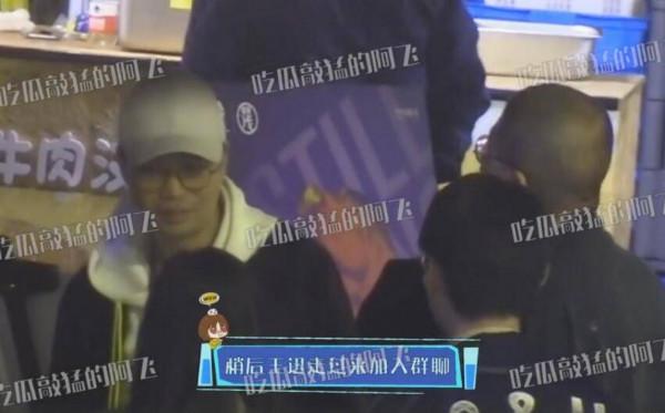 各行明星齊聚餐！張傑謝娜低調挽手同行，郭麒麟王迅一同路邊閒談