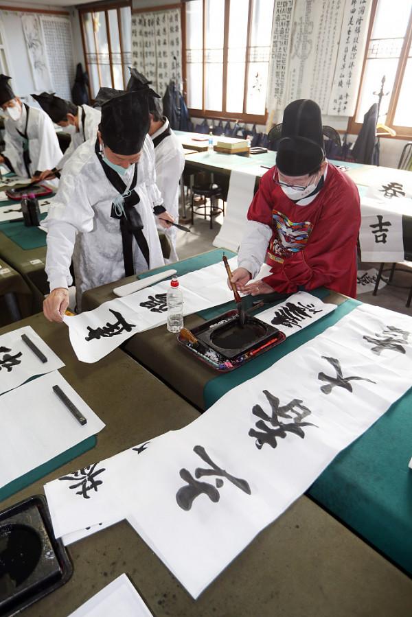 韓國貼漢字對聯慶祝立春 白紙黑字亮了（圖）