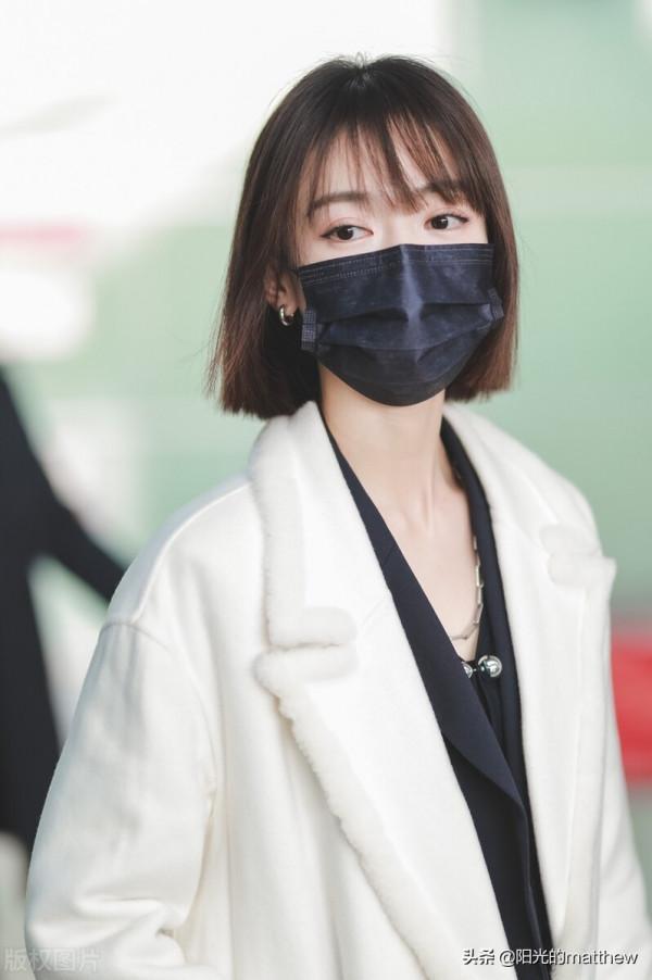 街拍：吳謹言穿黑白look配短髮造型清新知性十足