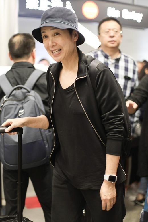 蔣雯麗快“60歲”了,一身黑色穿搭洋氣又減齡,越老越有氣質 蔣雯麗快“60歲”了,一身黑色穿搭洋氣又減齡,越老越有氣質