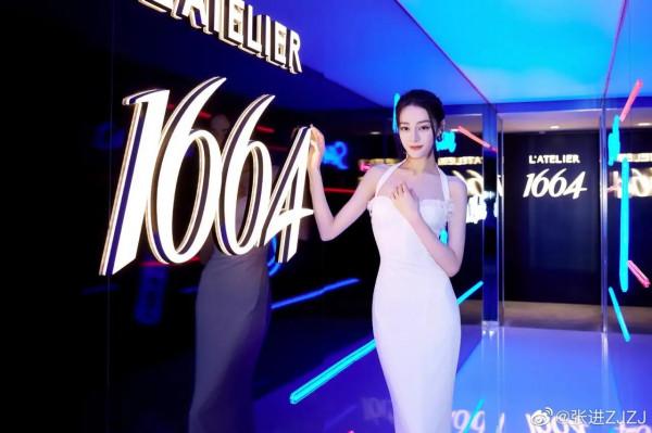 熱巴這身白色裙子好漂亮