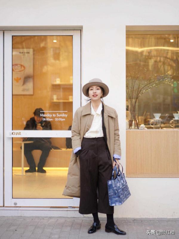 今年火了一種穿法叫“西服套裝+羽絨服”，幹練利落又實用，太美