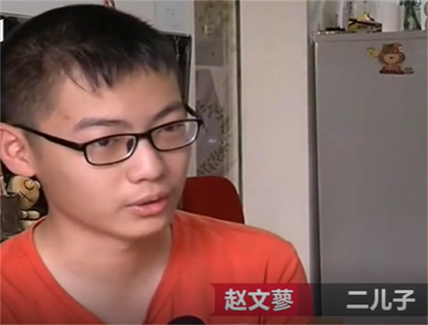 丈夫病逝後，農村媽媽打工擺攤養育三胞胎，仨兒子一個比一個爭氣