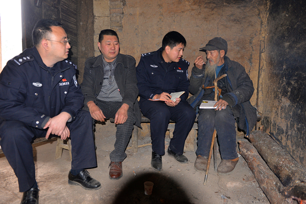 貴州86歲老兵接受慰問，牆上舊照嚇壞領導：您和邱少雲什麼關係？