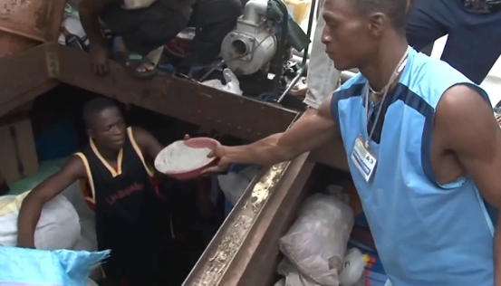 非洲玩命貨船,在剛果河上載2000人,隨時都要翻船 非洲玩命貨船,在剛果河上載2000人,隨時都要翻船