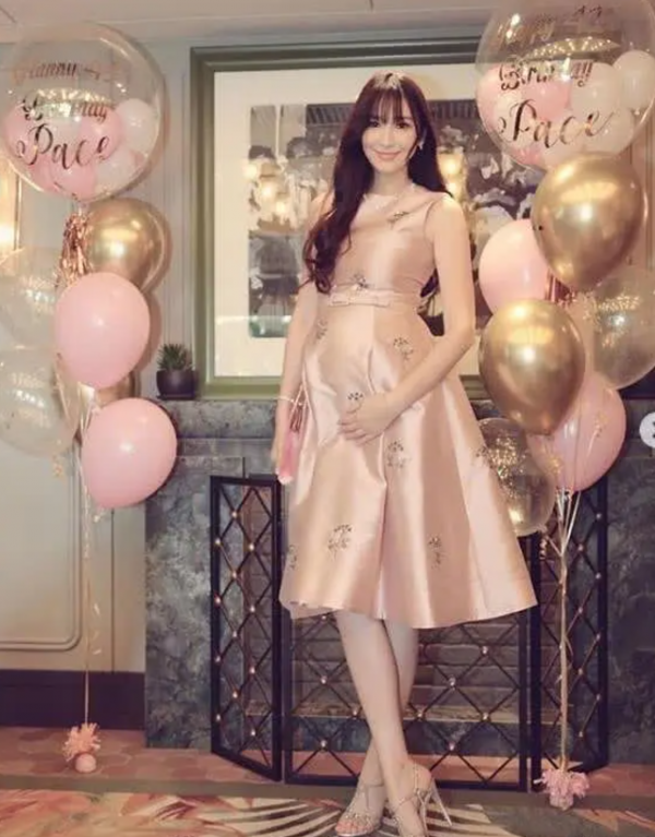 吳佩慈6年4胎還不轉正，這種封建家庭裡能生真是本事