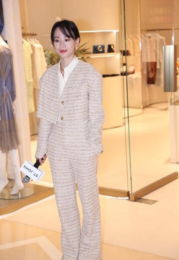 李夢的長相很有辨識度,穿貴婦風格的衣服,真的太有魅力了 李夢的長相很有辨識度,穿貴婦風格的衣服,真的太有魅力了