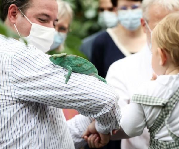 一歲多的查爾斯王子又營業了,小傢伙玩得太嗨,腿上沾滿了泥 一歲多的查爾斯王子又營業了,小傢伙玩得太嗨,腿上沾滿了泥