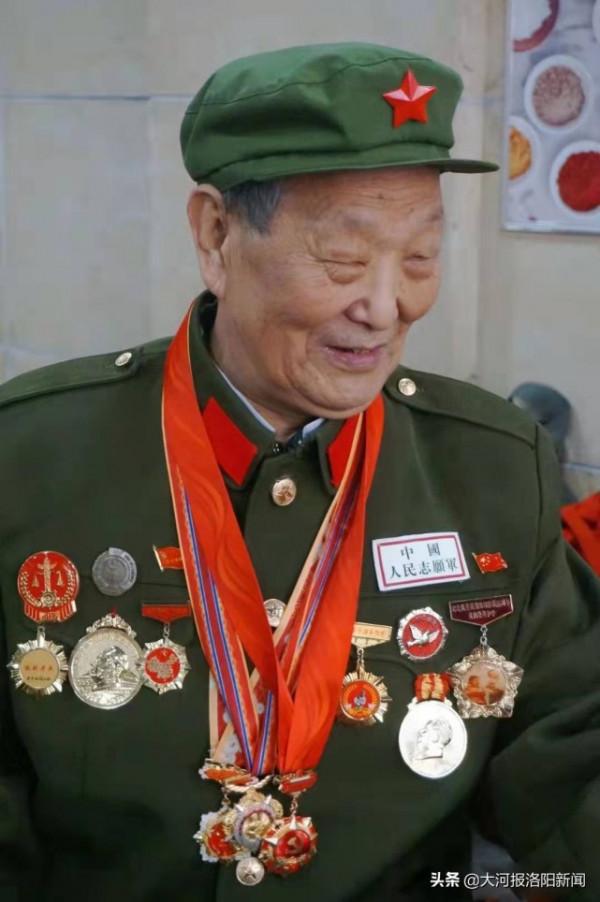 河南2位志願軍老兵到餐館吃飯,老闆主動加菜又免單,臨走還送燒雞和鯉魚 河南2位志願軍老兵到餐館吃飯,老闆主動加菜又免單,臨走還送燒雞和鯉魚