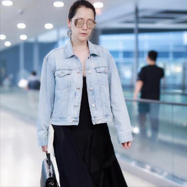 知性優雅的海清，穿連衣褲大方得體，有種歲月沉澱出的美