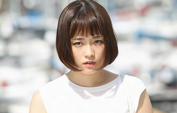 丈夫月薪三千，送妻子昂貴包包，妻子心疼去退錢，店員：這是贈品