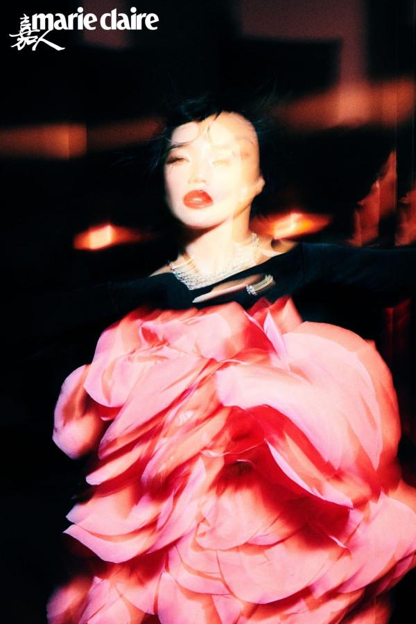 舒淇《嘉人》2022開年封封面釋出 心有猛虎細嗅薔薇