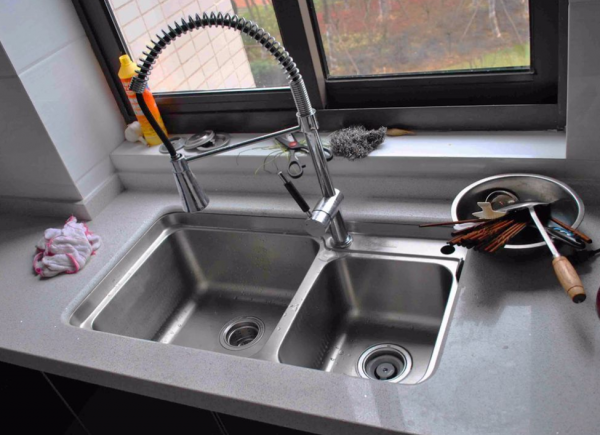 廚房水槽我換了3次，才知道選臺上盆還是臺下盆，建議你看看