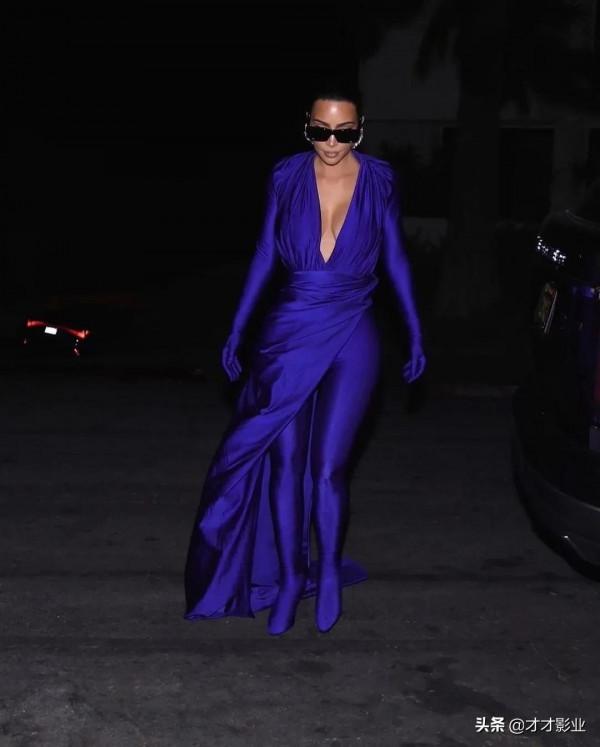 好友希爾頓婚姻現場，金大姐一身藍色風出席活動