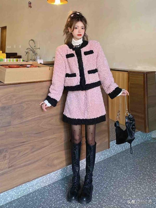 今年冬天穿衣流行“黑+粉”，酷炫瀟灑又不失溫柔感，誰穿誰美