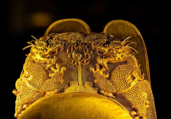 1957年明定陵被挖掘，出土400年前的皇帝純金帽子，僅一頂