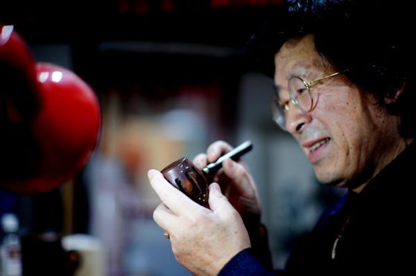 古玩城店主“眼鏡”哥：專畫紅色題材20年，一幅畫賣萬元