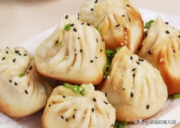 用餃子皮做一款生煎肉包，烹飪簡單，營養味美，孩子愛吃的早餐