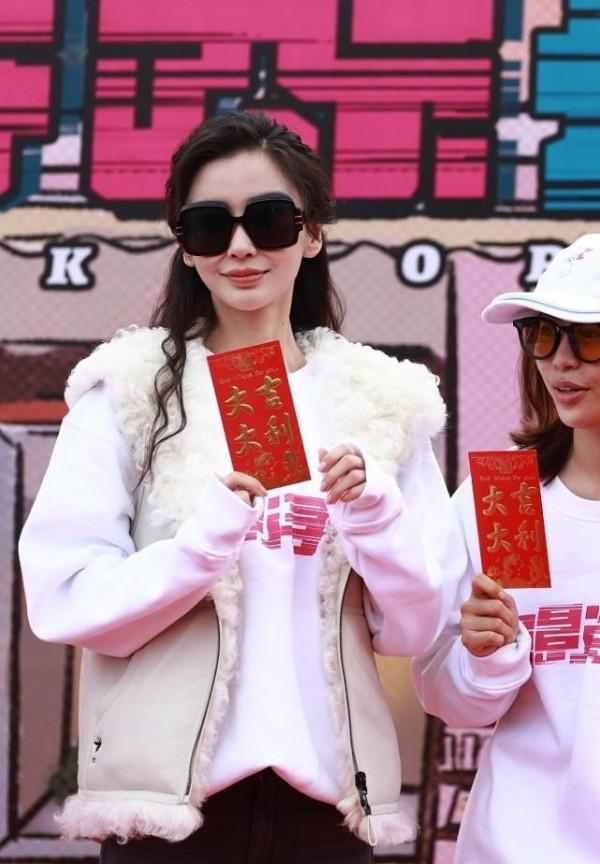 Baby真是瘦得過分了，臉上戴著眼鏡，顯得法令紋更明顯了