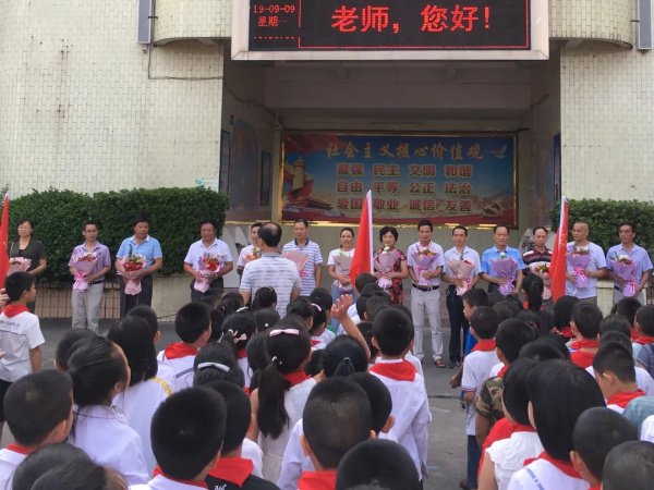 致敬人民教師·勞模風采丨賴榮明： 鑄愛為鋤 躬耕教壇…