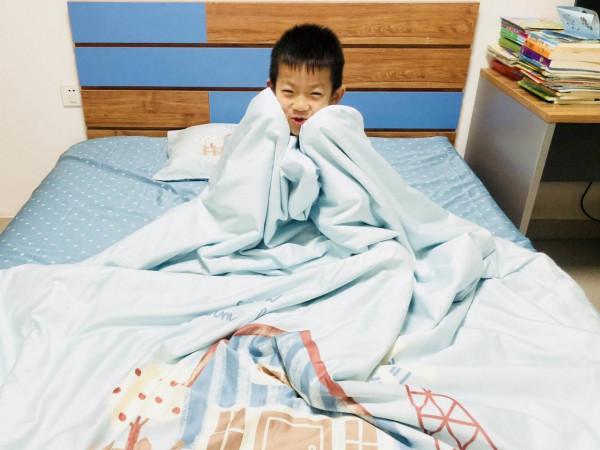 夜晚擁抱著繪睡牧場小夜曲入眠,舒服地在夢中甜笑 夜晚擁抱著繪睡牧場小夜曲入眠,舒服地在夢中甜笑